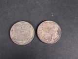 deux vieilles pièces d'argent sur une surface noire
