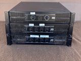 un gros plan sur un rack contenant trois types différents d'équipements audio