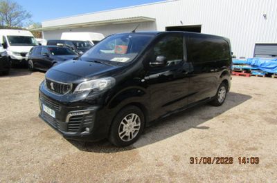 La camionnette noire est garée devant un immeuble.