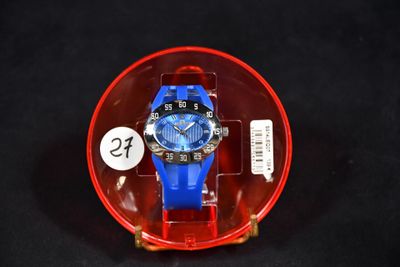 une montre bleue et rouge dans un étui en plastique transparent