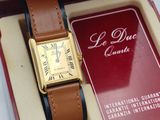 une image représentant une boîte posée sur une table, contenant une montre