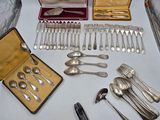 beaucoup d'argenterie sur une table avec un coffret