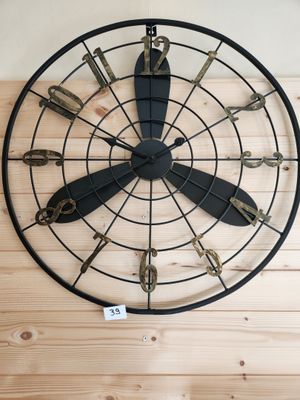 une horloge accrochée au mur de la pièce