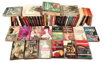 un grand nombre de livres posés sur une table