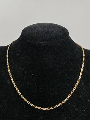 COLLIER en or de trois tons (750/°°°) à maille semi rigide.