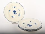 deux assiettes ornées de fleurs bleues sur un fond blanc