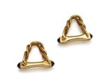 deux paires de boucles d'oreilles triangulaires plaquées or sur fond blanc