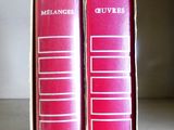 deux livres qui se trouvent dans une boîte posée sur une étagère