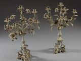paire de chandeliers en métal argenté ornés de fleurs et de feuilles