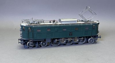 un petit train posé sur une surface blanche