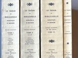 trois livres posés sur une table l'un à côté de l'autre