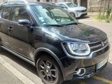 une photo d'une voiture noire garée sur le bord de la route