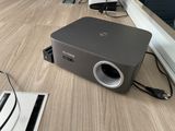 un petit projecteur posé sur une table en bois