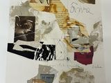 une photo d'une œuvre d'art posée sur une table