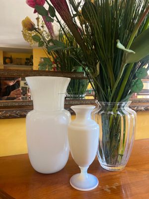 deux vases posés sur une table, contenant des fleurs
