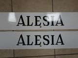 deux panneaux de signalisation accrochés au mur sur lesquels on peut lire « Alesia » et « Alesia »