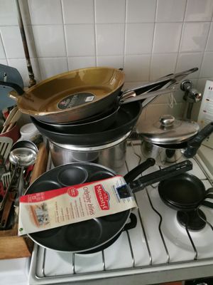 de nombreuses casseroles et poêles sur la cuisinière dans la cuisine