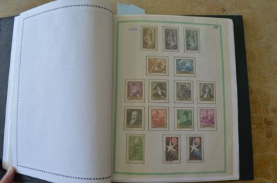 une personne tenant un livre sur lequel figurent des timbres