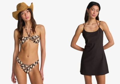 deux femmes en maillot de bain et avec un chapeau, debout l'une à côté de l'autre