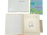 trois livres empilés les uns sur les autres sur une surface blanche