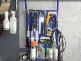 un porte-outils bleu sur lequel sont accrochés des outils, à côté d'un évier