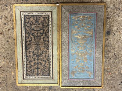 une paire de tapis orientaux anciens, encadrés d'or, posés au sol