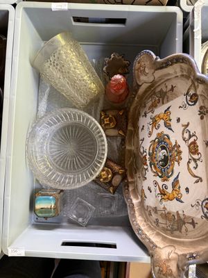tout un tas d'objets qui traînent dans un tiroir