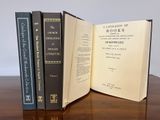 trois livres sont posés les uns à côté des autres sur une table en bois