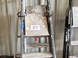 une échelle appuyée contre un mur dans un garage
