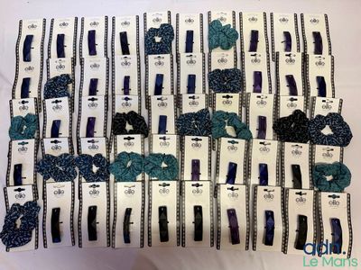 a lot of hair clips that are on a table
