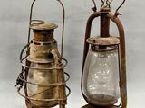 paire de lampes à kérosène anciennes avec des verres de lampe sur pied
