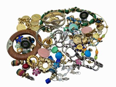 une pile de bijoux assortis sur une surface blanche