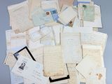 Plusieurs vieilles lettres et enveloppes sont empilées sur une table