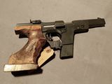 un pistolet avec une étiquette posé sur le sol