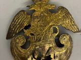 un gros plan d'une plaque en laiton sur laquelle figure un aigle
