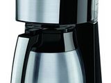la cafetière se trouve sur une surface blanche avec une poignée noire