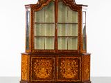 une vitrine ancienne en bois, dotée de portes vitrées et de tiroirs