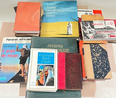 de nombreux livres posés sur une table