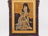 une vieille photo d'une femme assise sur un canapé dans une pièce