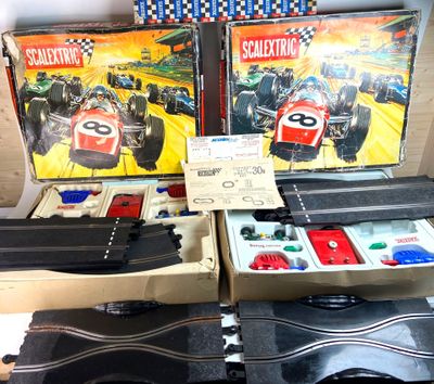 deux boîtes de jeux de course posées sur une table