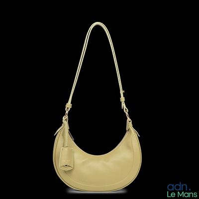 un gros plan d'un sac à main beige sur fond noir