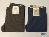 deux paires de pantalons pour homme avec leurs étiquettes encore attachées