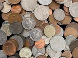 un lot de pièces de monnaie posées sur une table