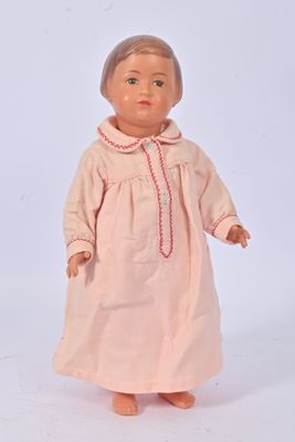 une image représentant une poupée vêtue d'une robe rose et d'un chapeau blanc