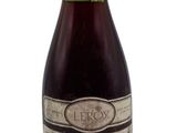 une bouteille de vin posée sur une table