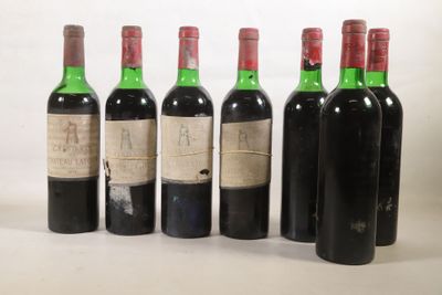 six bouteilles de vin sont alignées sur une table