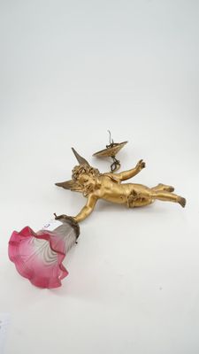 une statue en or représentant une jeune fille tenant une fleur