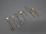 six ustensiles de service en métal argenté, ainsi qu'un couteau et une fourchette