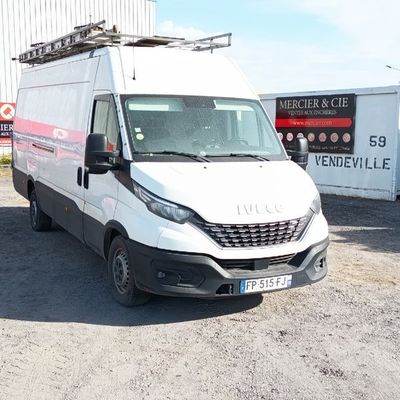 une camionnette blanche garée devant un bâtiment
