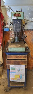 une machine posée sur une table dans une pièce